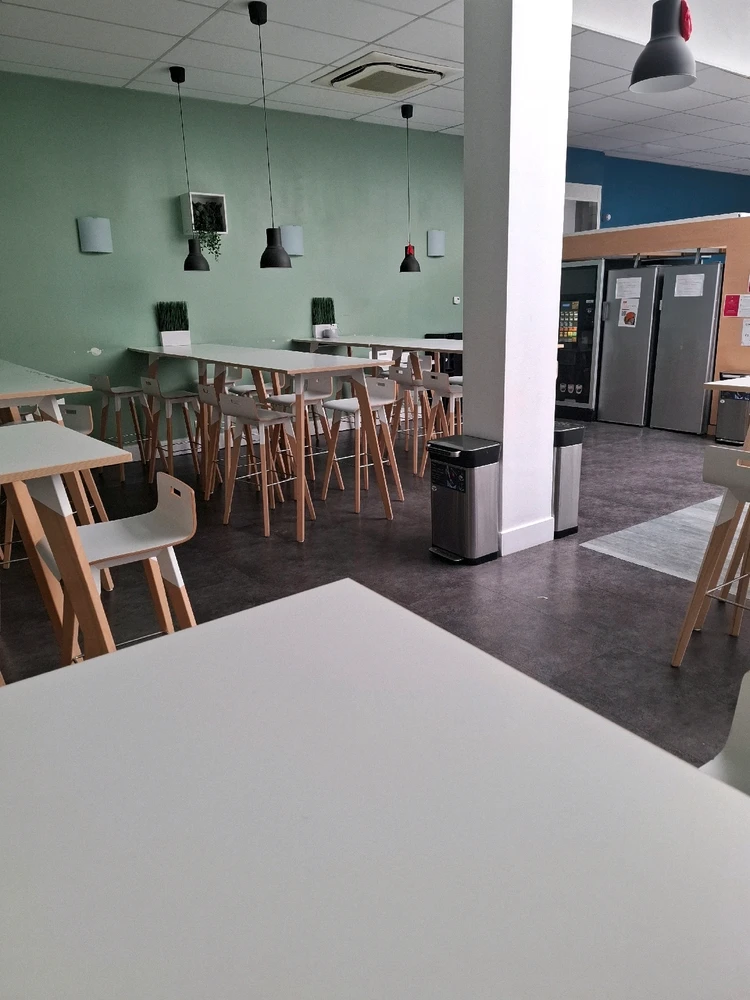 Quand tu bosses un jour férié et qu'il y a personne à ton taf 😂