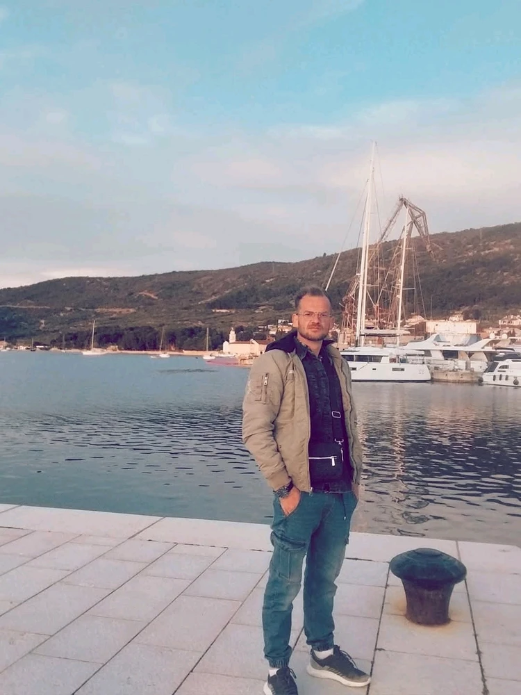 GIF tso los ntawm Emre