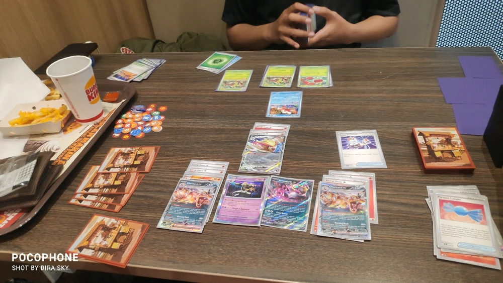 Hari ini main Pokemon TCG ama Temen di Burger King Green Pramuka Square.
4 permainan aku menang terus.👍