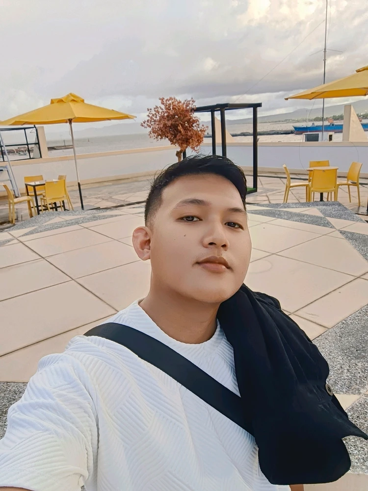 GIF na in-upload ni Kier