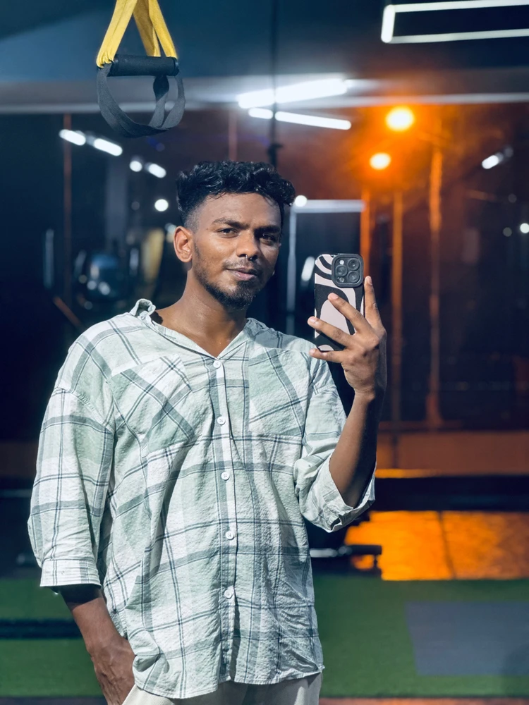 Ak അപ്‌ലോഡ് ചെയ്ത GIF