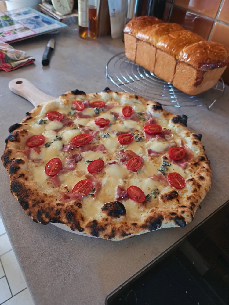 Pizza jambon bleu tomate