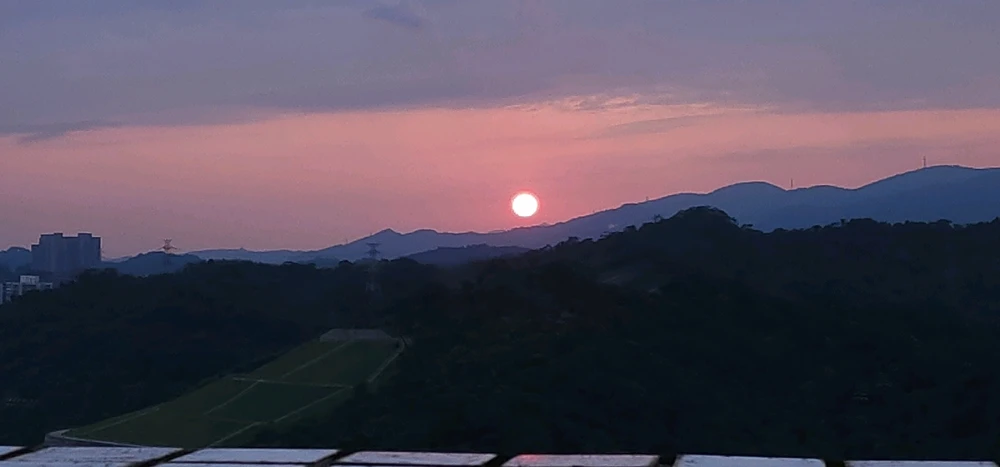 不是金融業就是詐騙好嗎? 上傳的 GIF