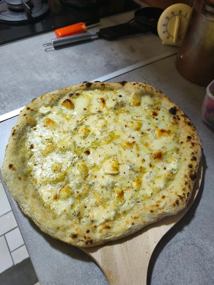 Pizza 3 fromage sortie de four