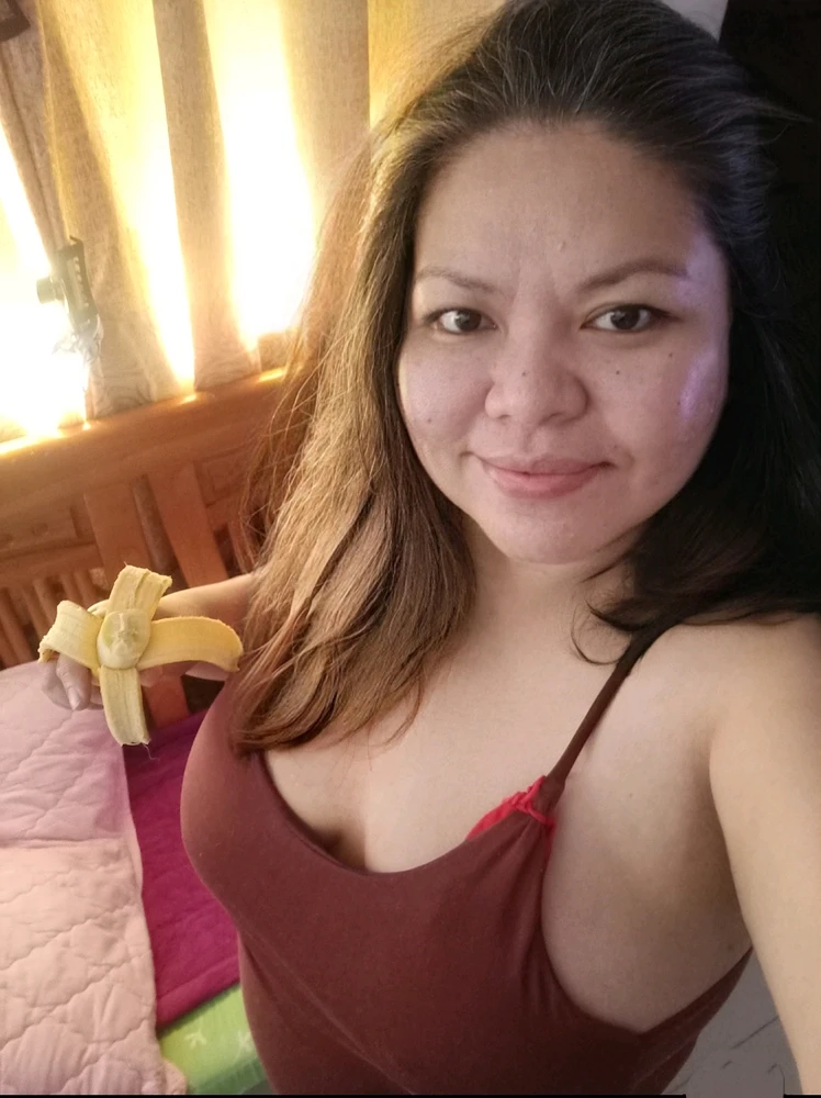 Eyebags Alert!!! Can't sleep last night and I need to wake up early. My breakfast is just a banana 🍌
Feeling down but making a
Happy Monday.