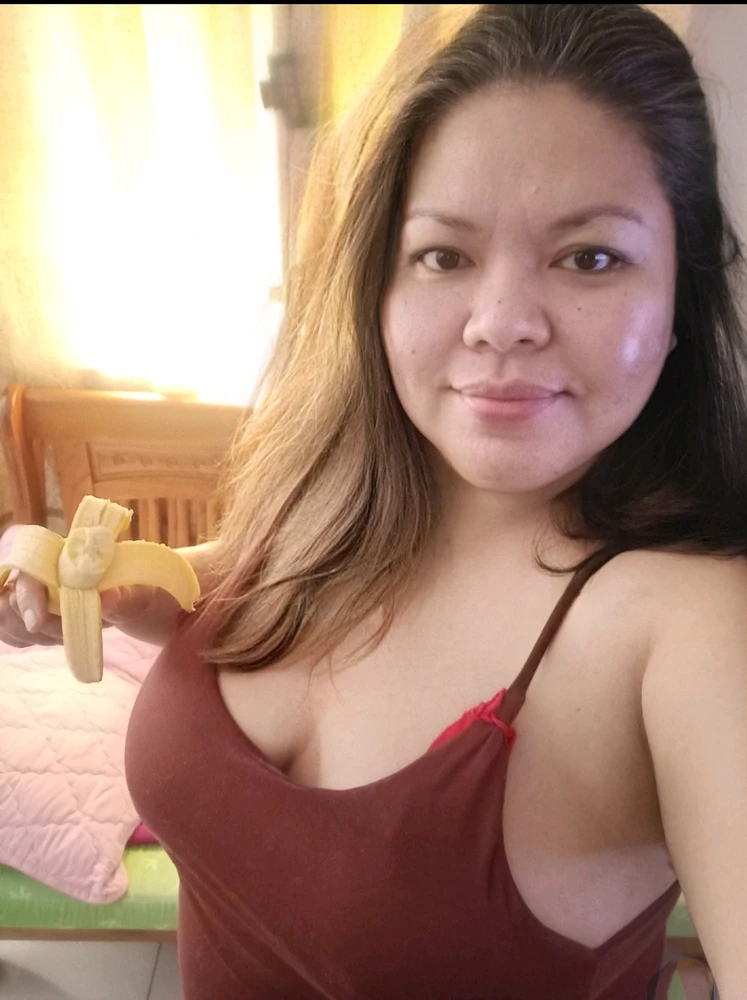 Eyebags Alert!!! Can't sleep last night and I need to wake up early. My breakfast is just a banana 🍌
Feeling down but making a
Happy Monday.