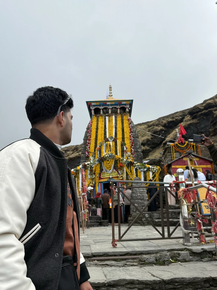 Akhil द्वारा अपलोड किया गया GIF