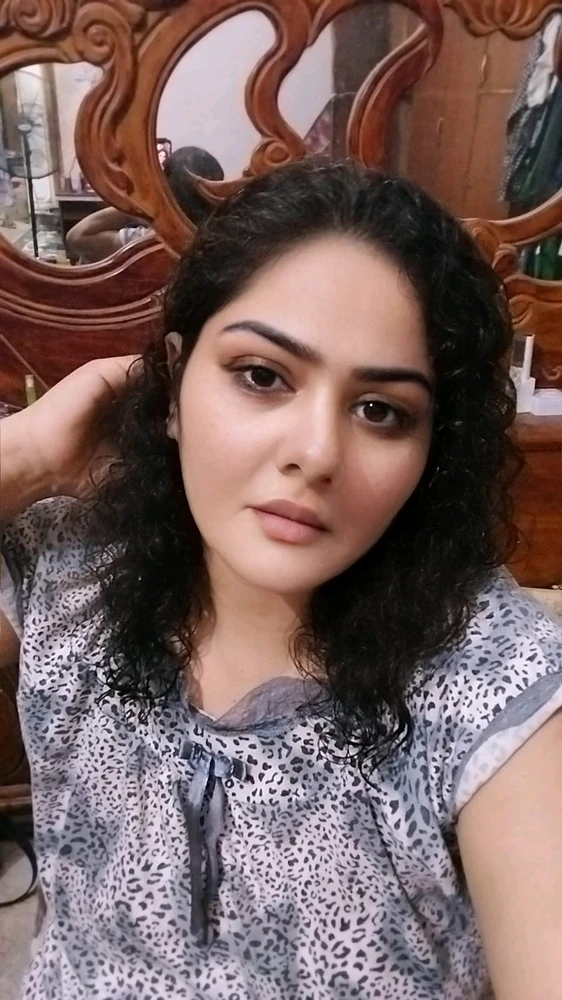 GIF رفعها وردة