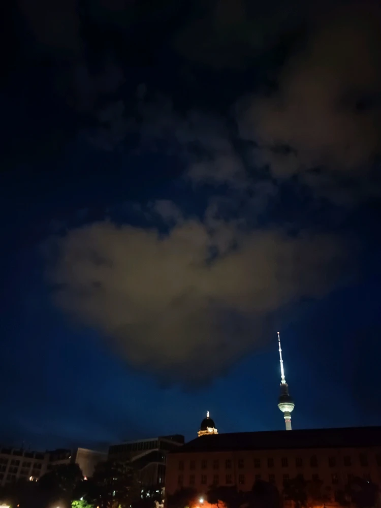 Гіфку завантажив Leo