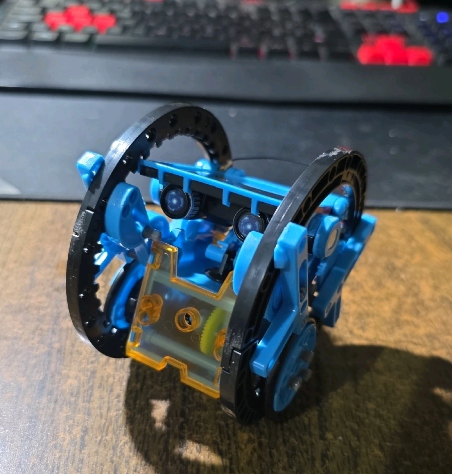 Robotcito ya armado. Termine de cantándome por la versión mas pequeña, aunque termine con un montón de piezas extra 🫠