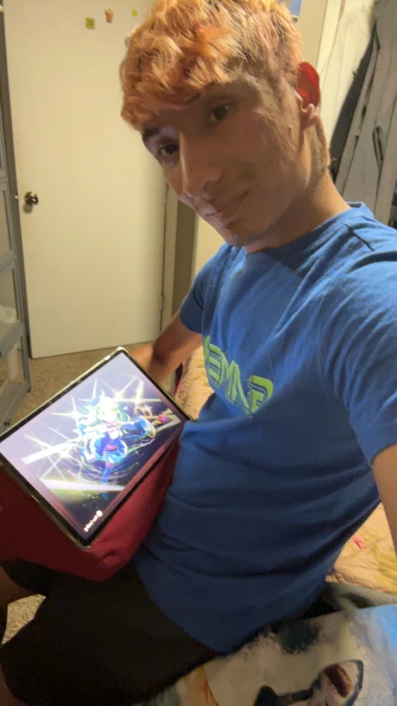 GIF na in-upload ni Alex