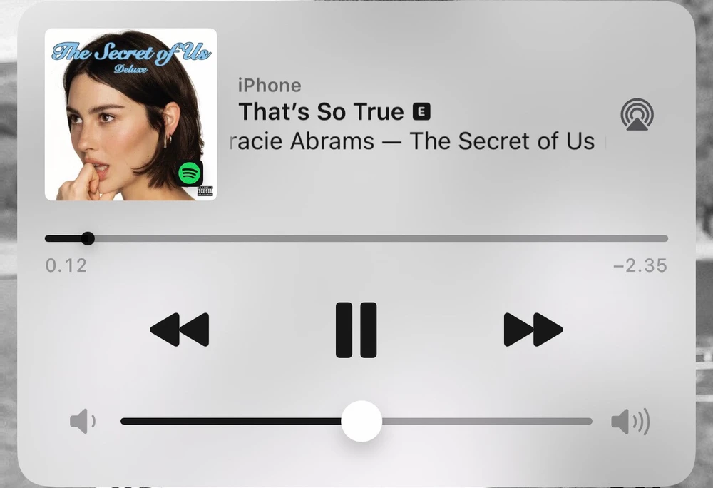 GIF diunggah oleh Sia