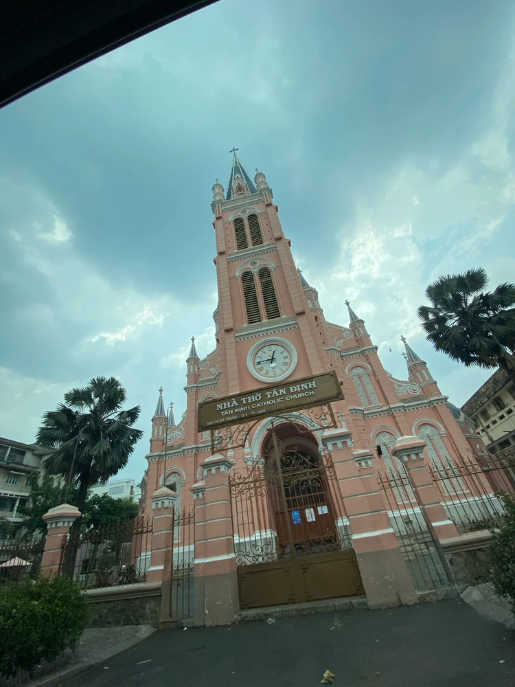 To travel or wander around from place to place.