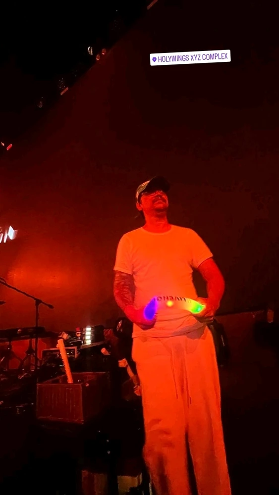 GIF diunggah oleh Mojo