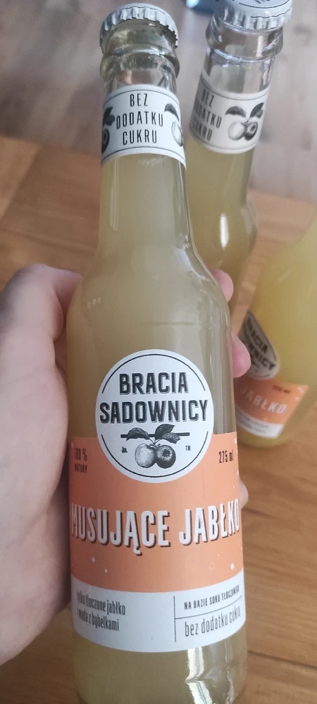 Mega polecam na gorące dni. Na bazie soku z jabłek bez cukru i z gazem. Moje odkrycie tego lata🙂