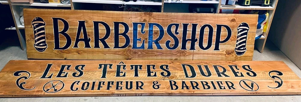 Enseigne en Douglas