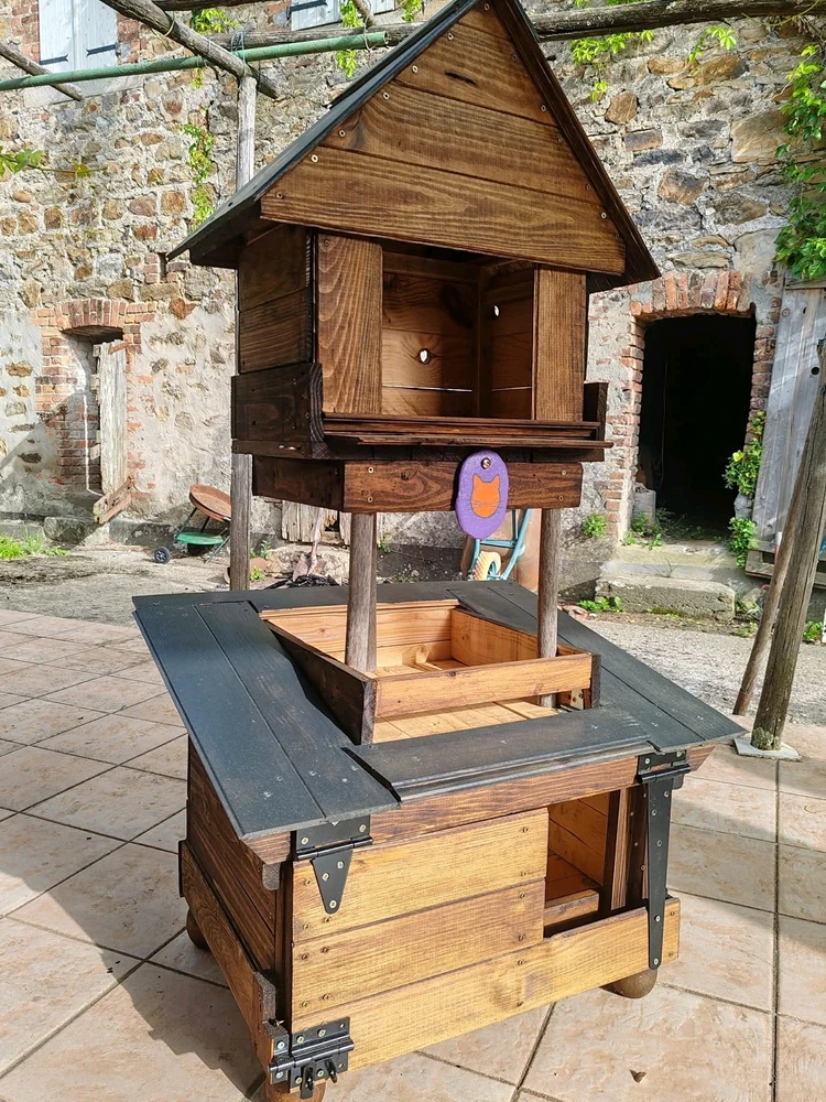 Cabane à chats en bois de palette et lambris