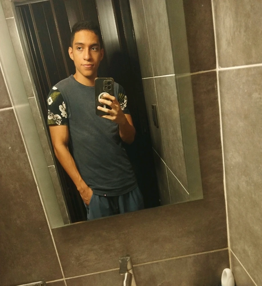 Un chico normal tomándose una foto en el baño antes de salir a supuestamente entrenar. Innecesario cuanto menos.