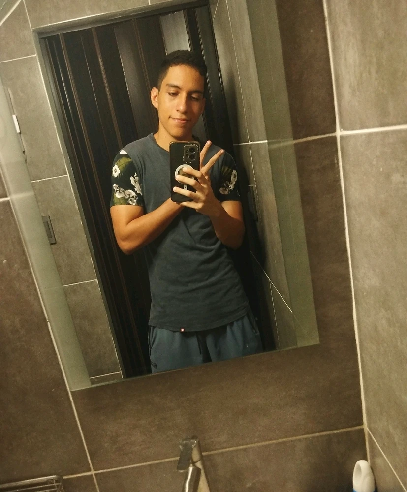Un chico normal tomándose una foto en el baño antes de salir a supuestamente entrenar. Innecesario cuanto menos.