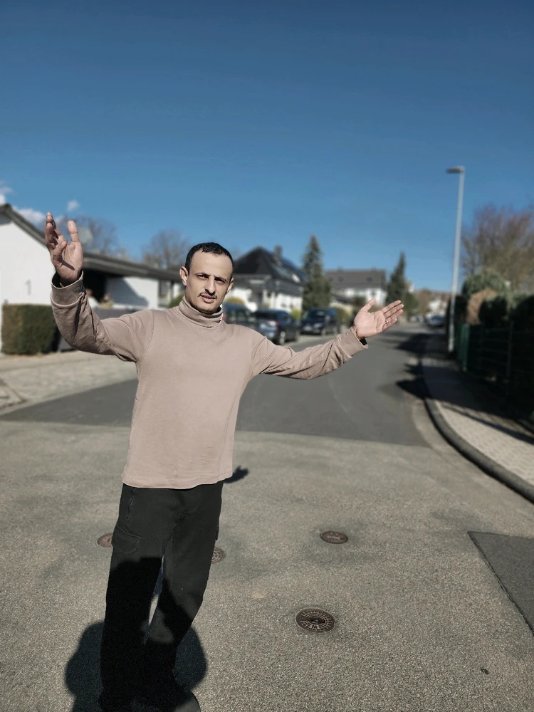 GIF رفعها فتى