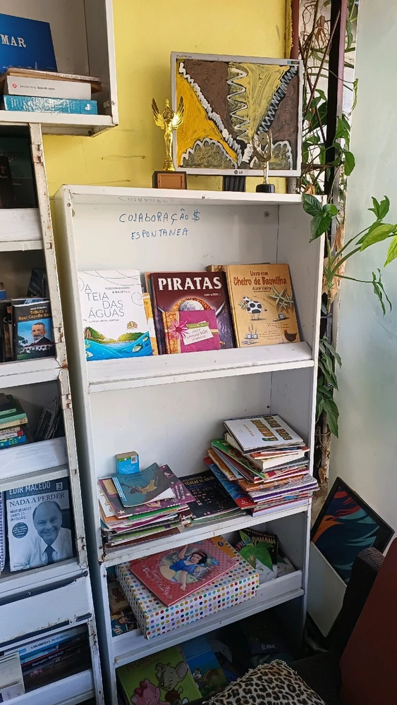 Alguém tem livros para doar no RJ?