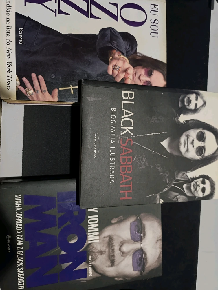Três biografias. A do Tony Iommi, Ozzy Osbourne e uma do Black Sabbath.