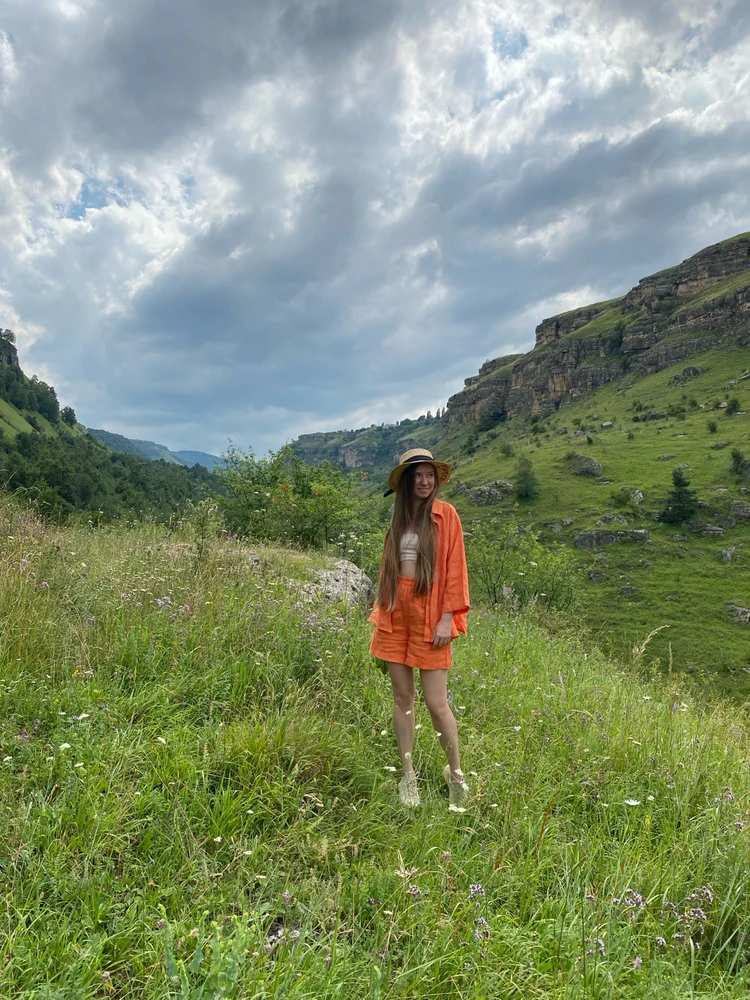 Спасались от жары прогулкой по ущелью вдоль реки