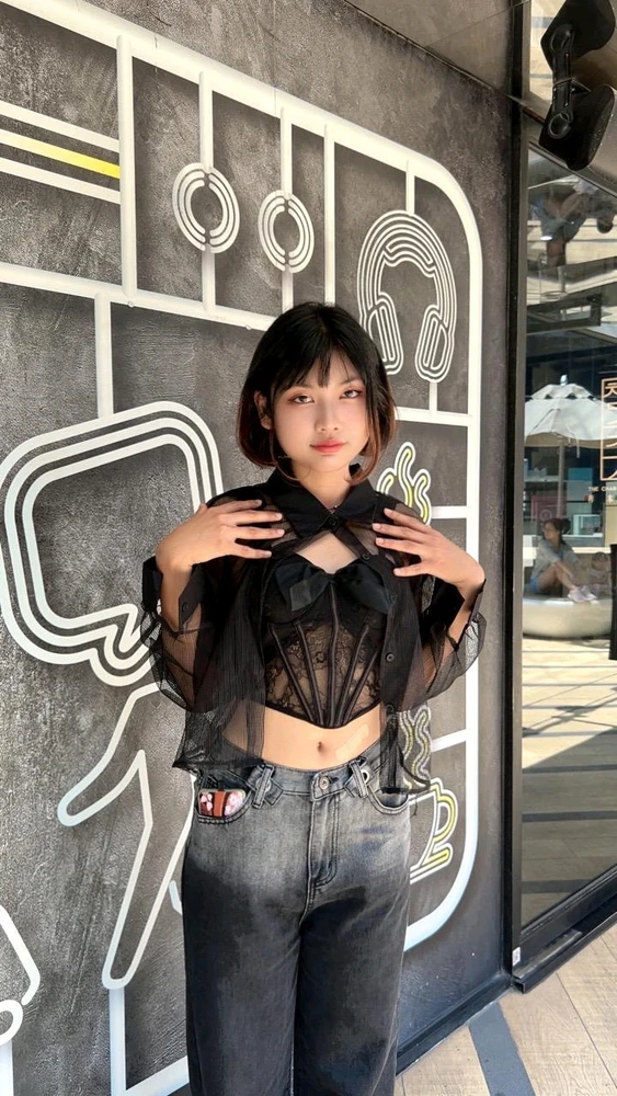 my new friends really good of taking pic of me😭😭😭