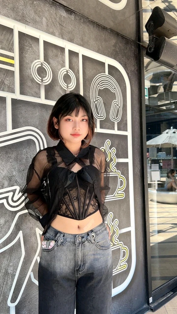 my new friends really good of taking pic of me😭😭😭