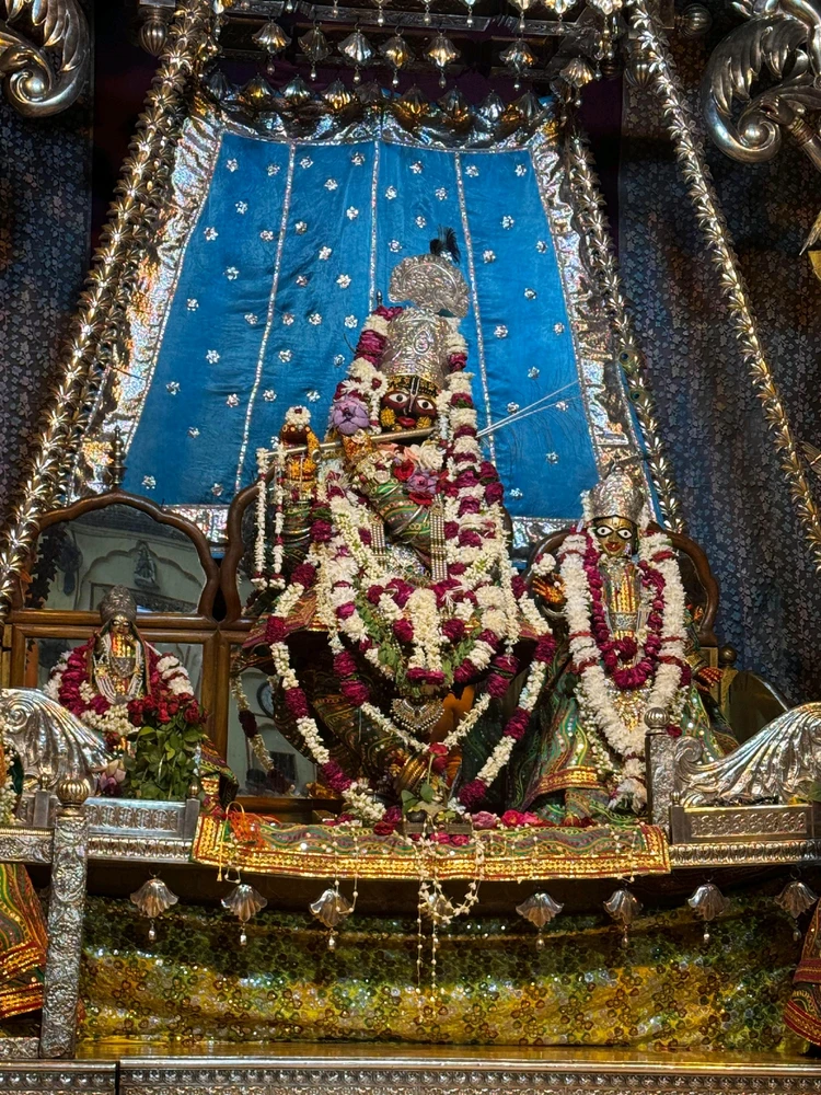 GIF diunggah dening Lavish