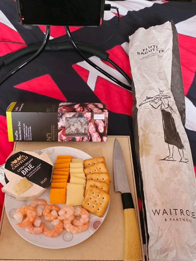 Snack time 🧀🥖🦐