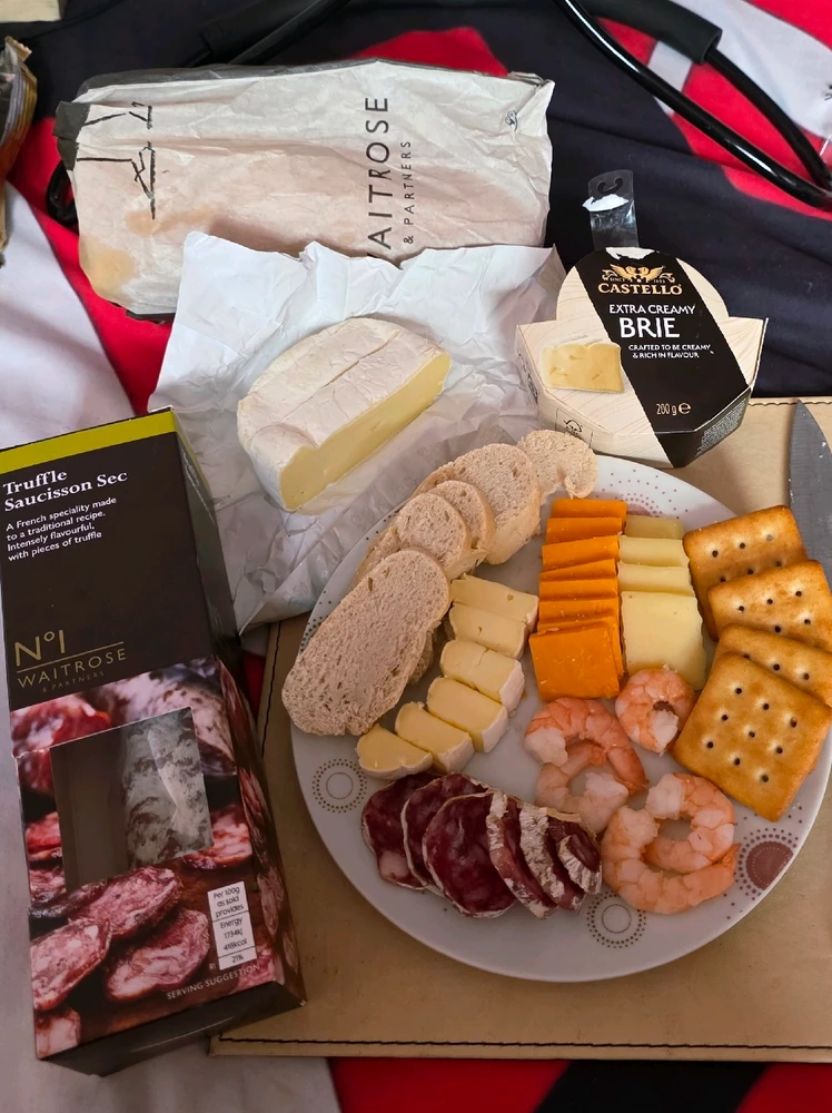 Snack time 🧀🥖🦐