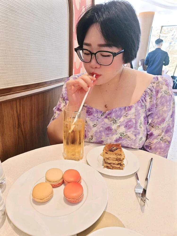 I wouldn't think anyone would consider me or come up to me. Well only to ask me to pay the bill 😂.