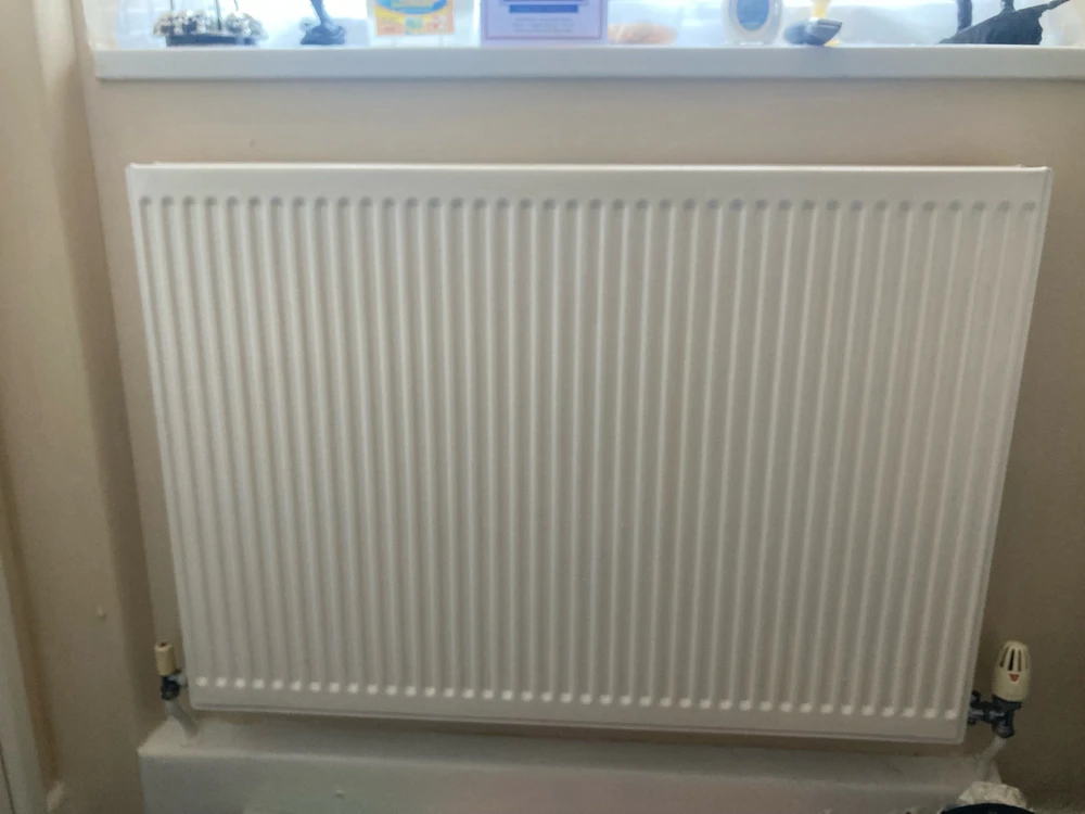 My kitchen radiator. The second coat of paint looks good. 👌🏼