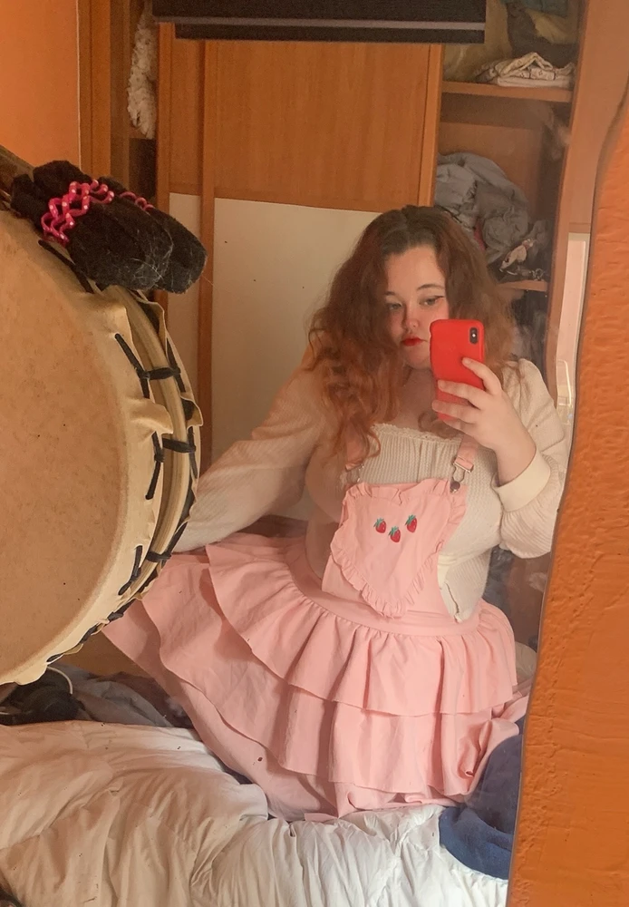Hola, soy Laura, tengo 24 años, soy middle y vivo en Barcelona. No uso pañales, pero me encanta vivir mi lado más tierno, ado