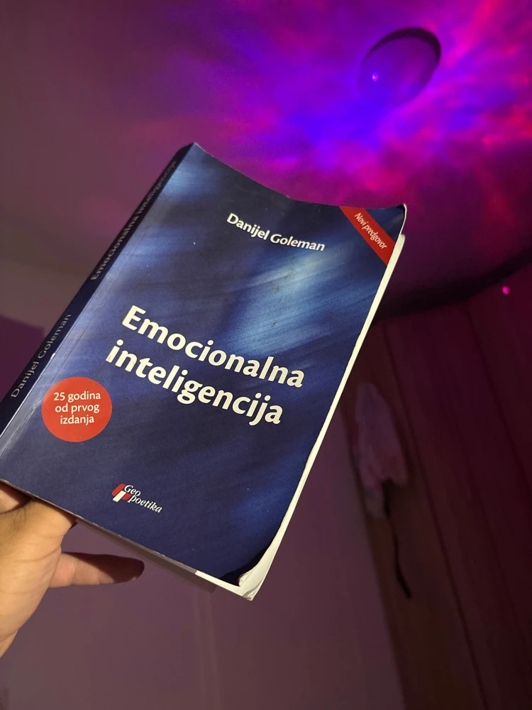 GIF naložil Aleksandar