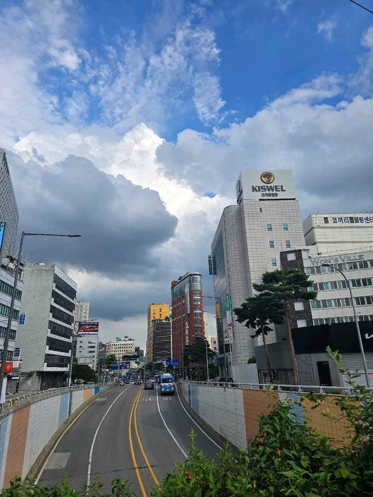 Korea: Where the Future Forgot to Break Up With the Past &part1&