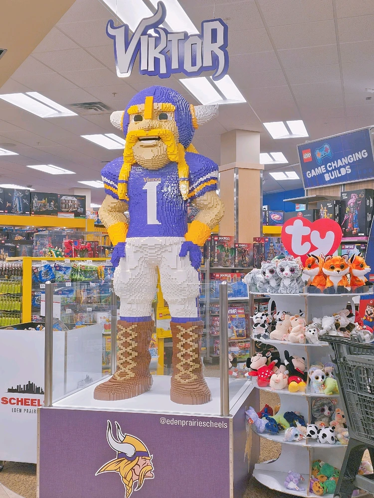 Midwest shopping to the extreme... Scheels lol