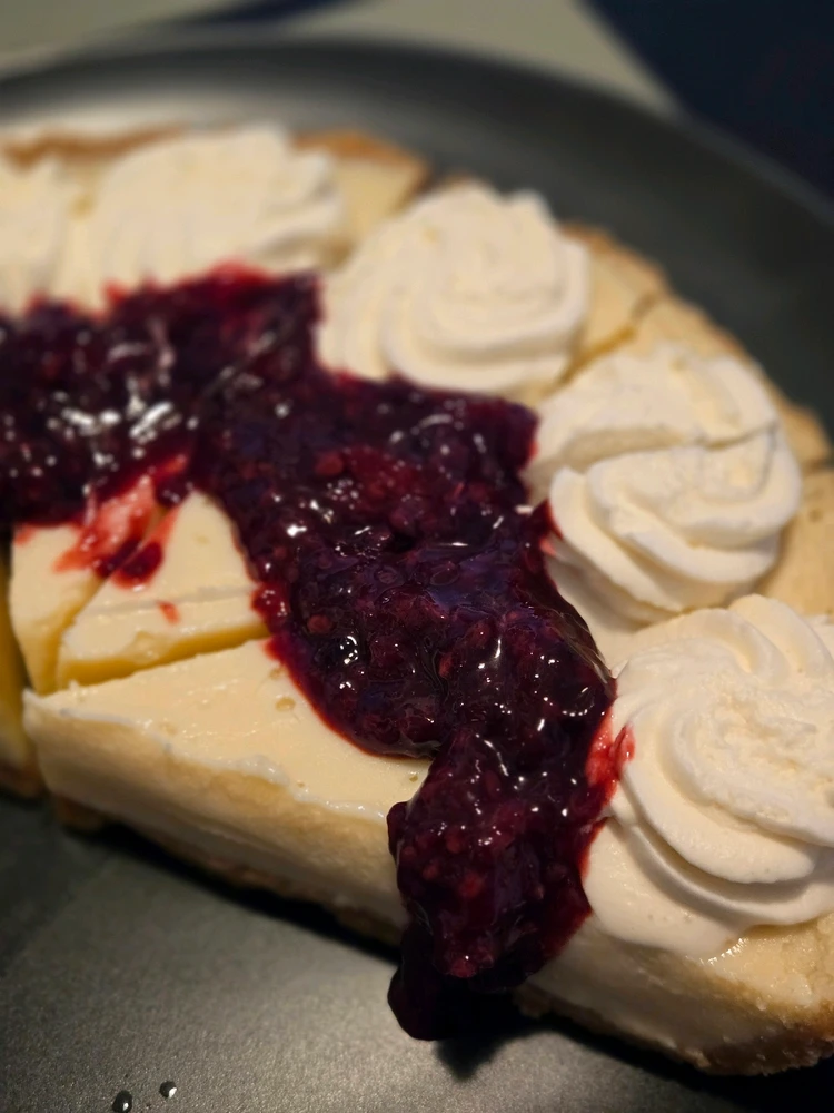 Key lime pie with blackberry compote