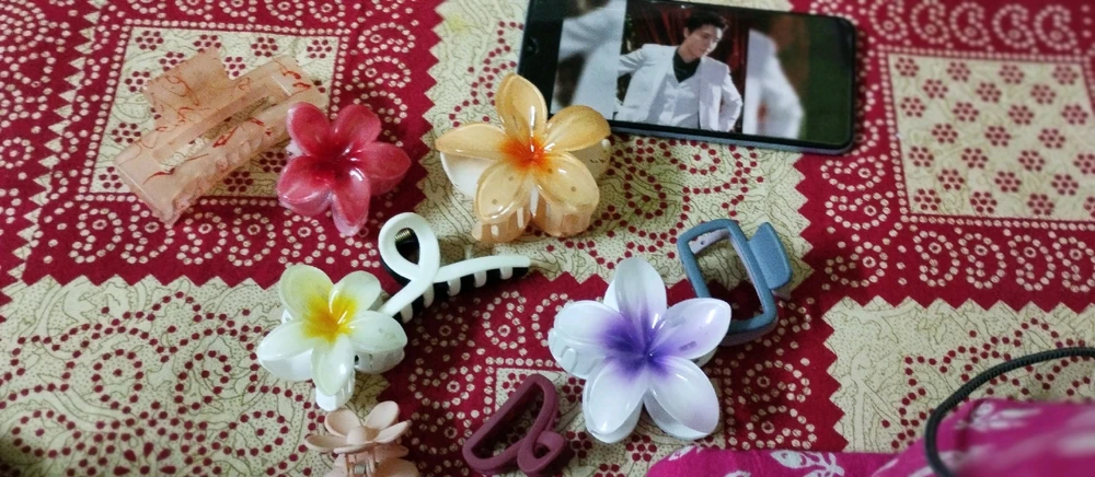 GIF gi-upload ni Bristi Bera