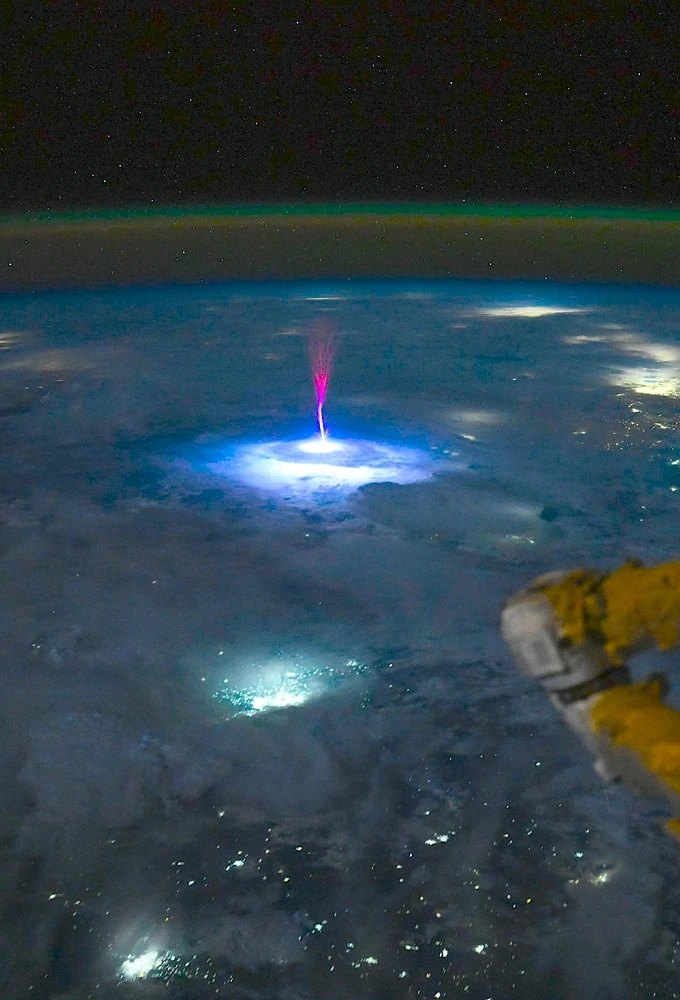 NASA astronaut captures this sprite over Mexico/US