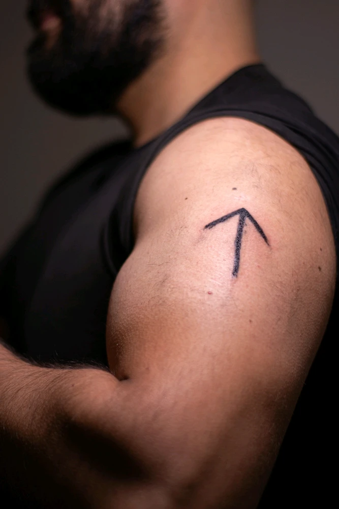 Runa Tiwaz
Representa:
Respeto, autoridad, equilibrio, líder, Justicia y Disciplina.