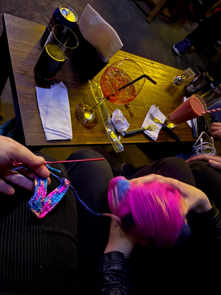 Tejiendo en el comedy