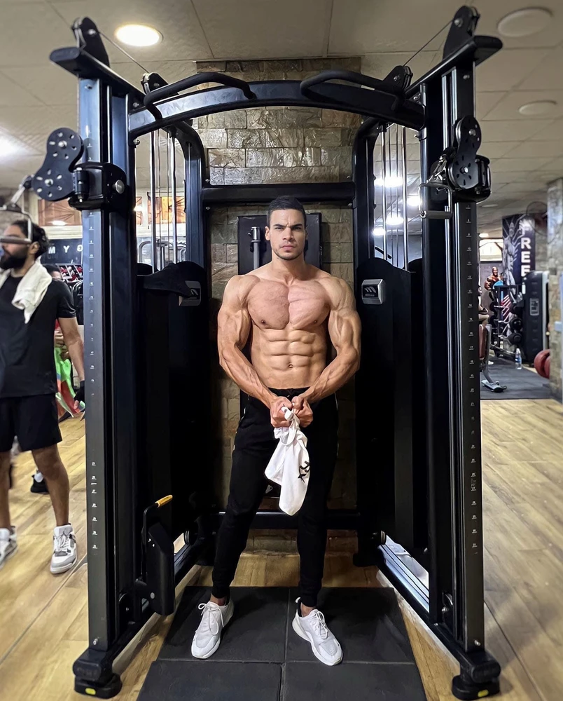 GIF na in-upload ni Karim Heroo