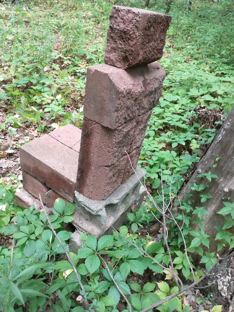 A view of the back of the chair from which angle one can see the details of the angles in the bricks