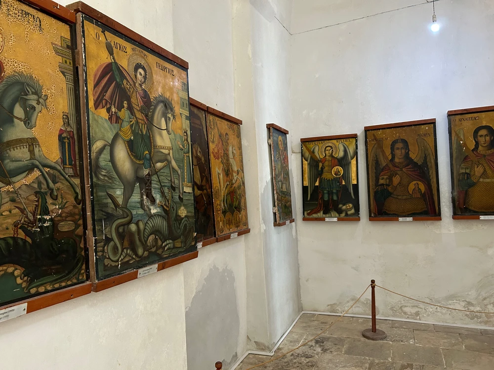 Wystawione bez ładu i składu ikony