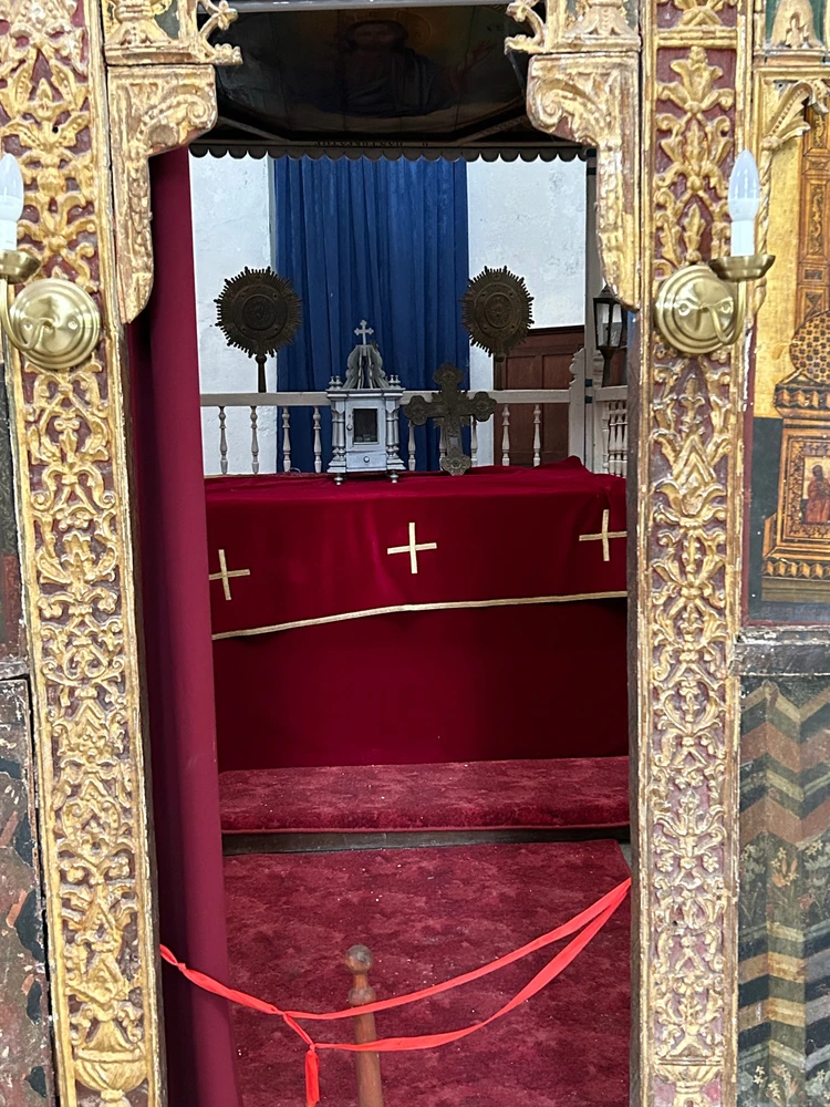 Widok za ikonostasem