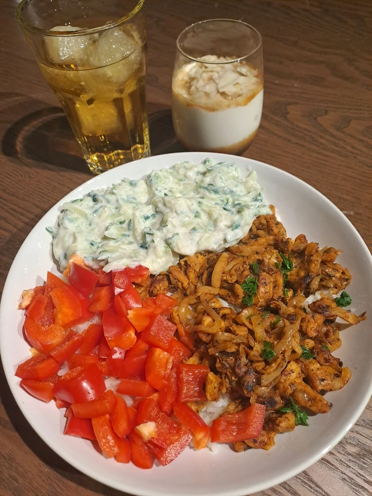Veganer Gyrosteller und Joghurt mit Ahornsirup und Mandeln