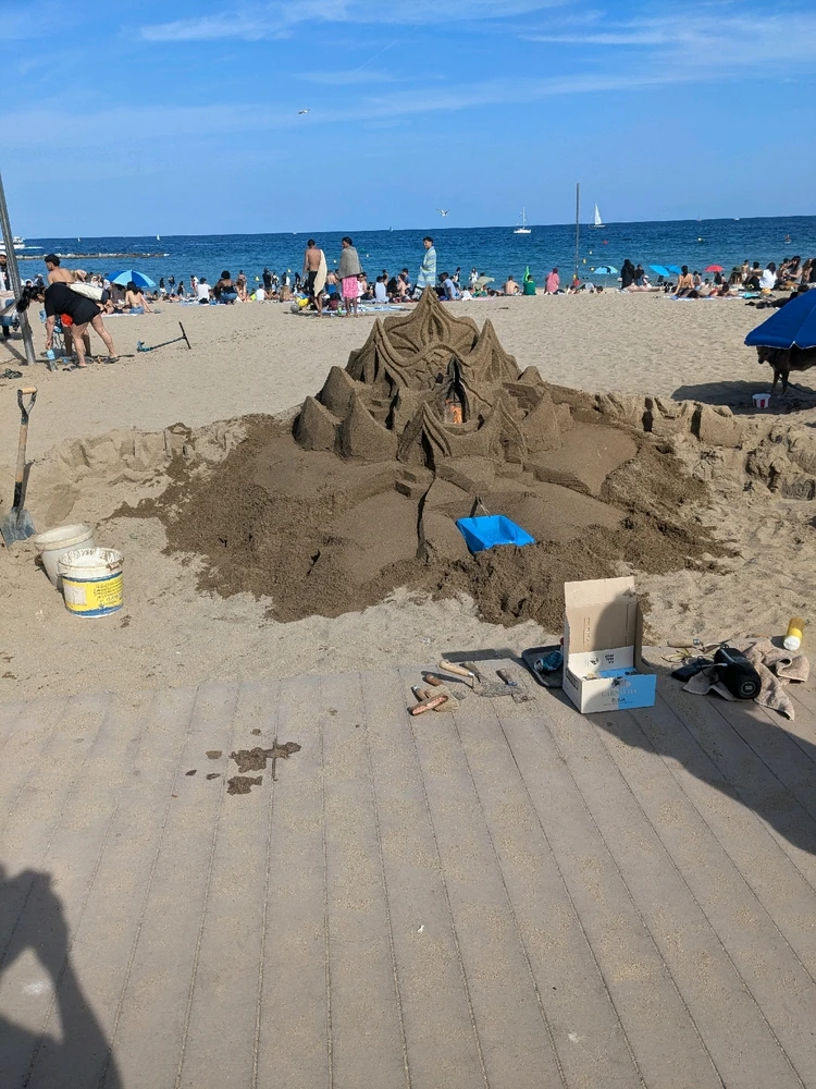 I've never seen that sandcastles were built that professionally.