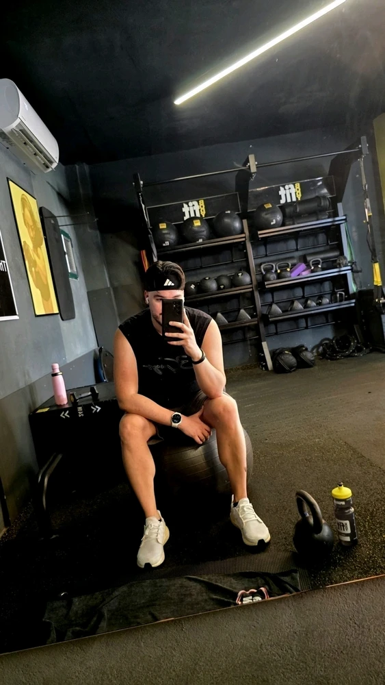 GIF na in-upload ni Kostas
